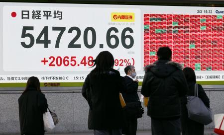 　最高値を更新した日経平均株価の終値を示す株価モニター＝３日午後、東京都中央区