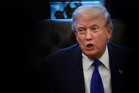 　２日、米ホワイトハウスの執務室で語るトランプ大統領（ロイター＝共同）