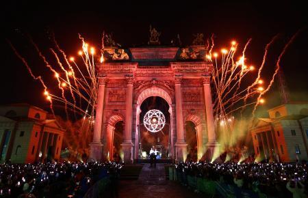 　イタリア・ミラノの「平和の門」にともったミラノ・コルティナ冬季五輪の聖火＝６日（ロイター＝共同）