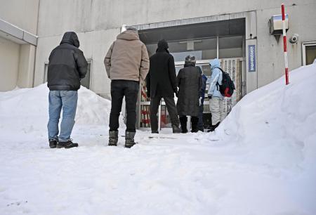 　札幌市内の投票所に並ぶ人たち＝８日朝