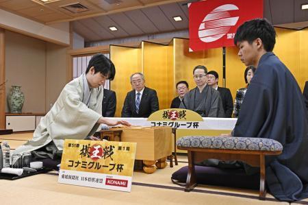 　第５１期棋王戦コナミグループ杯５番勝負第１局で、増田康宏八段（右）と対局する藤井聡太棋王＝８日午前、松山市