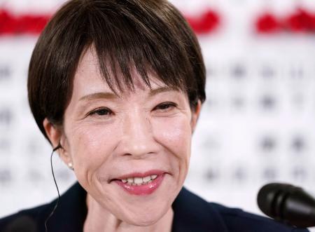 　８日、メディアのインタビューに答える自民党総裁の高市首相＝東京・永田町の党本部