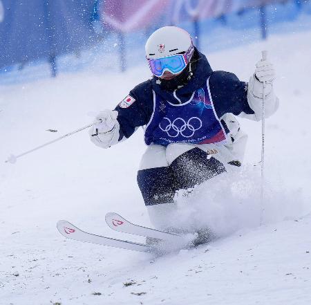 　女子モーグル予選　コブを攻める中尾春香＝リビーニョ（共同）