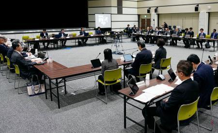 　厚労省で開かれた中央社会保険医療協議会＝１３日午前