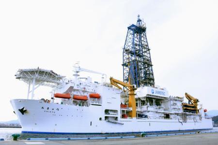 　レアアースを含んだ泥を採取して帰港した地球深部探査船「ちきゅう」＝１４日午後、静岡市の清水港