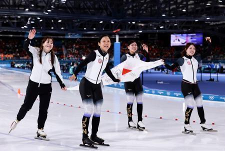 　ミラノ・コルティナ冬季五輪のスピードスケート女子団体追い抜きで銅メダルを獲得し、日の丸を掲げる（左から）堀川桃香、高木美帆、野明花菜、佐藤綾乃＝１７日、イタリア・ミラノ（共同）
