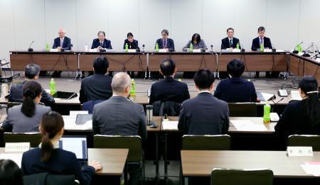 　ｉＰＳ細胞を使った再生医療等製品の製造販売承認について審議する厚労省専門部会＝１９日午後、厚労省