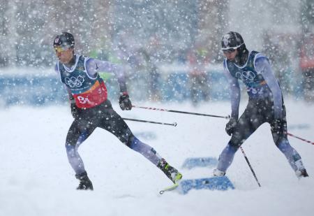 　男子団体スプリント　後半距離で山本涼太（右）から渡部暁斗にリレー＝テーゼロ（共同）