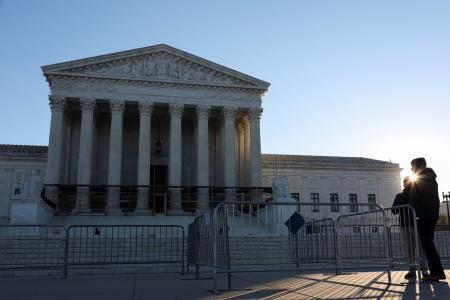 　米首都ワシントンにある連邦最高裁の建物＝１月（ロイター＝共同）