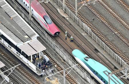 　連結が外れ、ＪＲ西日暮里駅付近に停車した東北新幹線の「はやぶさ・こまち２１号」＝２０２５年３月、東京都荒川区