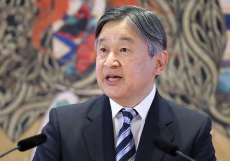 　６６歳の誕生日を前に記者会見される天皇陛下＝１９日、宮殿・石橋の間（代表撮影）