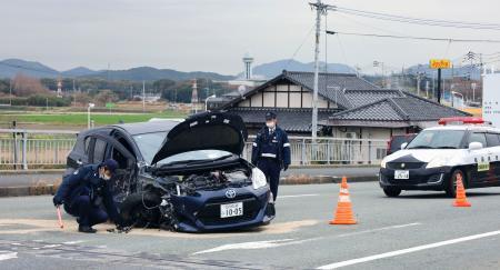 　福岡県遠賀町の交差点で、幼稚園の送迎バスと衝突した乗用車＝２４日午後０時１分