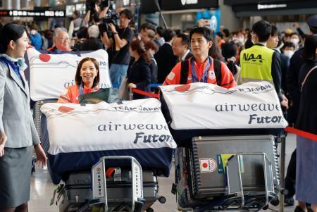 　ミラノ・コルティナ冬季五輪を終えて帰国したフィギュアスケートペアの三浦璃来（左）と木原龍一＝２４日午後、成田空港