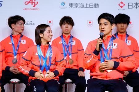 　帰国し、記者会見するフィギュアスケートの三浦璃来（前列左）と木原龍一（同右）ら＝２４日午後、東京都内