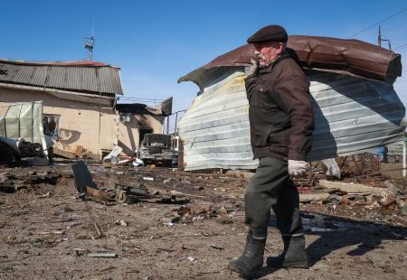 　ロシアによる無人機攻撃を受けた一帯を片付ける住民＝２３日、ウクライナ・オデーサ（ロイター＝共同）