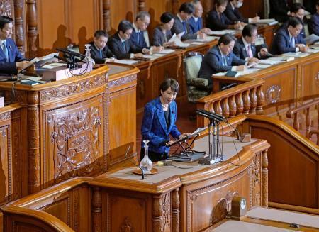 　参院本会議で答弁する高市首相（中央）＝２５日午前