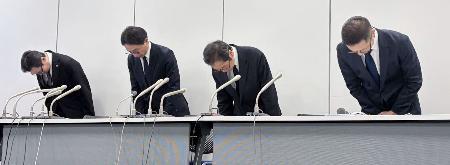 　エレベーターの事故について謝罪する、東武タワースカイツリーの幹部ら＝２５日午後、東京都墨田区