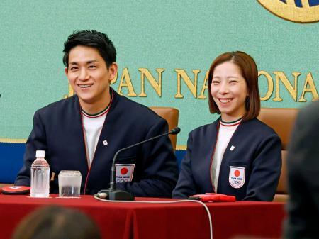 　記者会見するフィギュアスケートペアの三浦璃来（右）と木原龍一＝２５日午後、東京・内幸町の日本記者クラブ