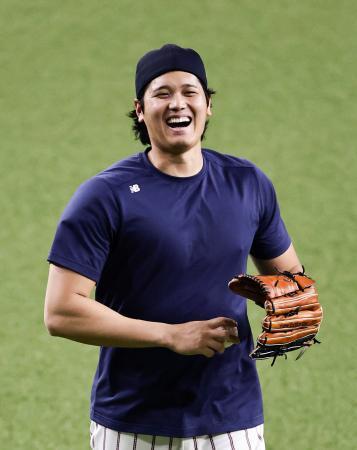 　練習中に笑顔を見せる大谷＝京セラドーム