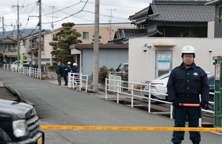 　１１０番通報があった広島県福山市の現場周辺を警戒する警察官＝４日午前１０時５３分