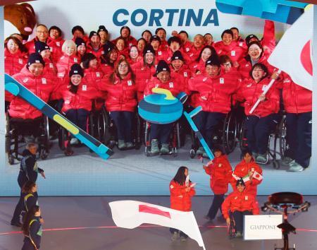　ミラノ・コルティナ冬季パラリンピックの開会式で行われた日本選手団の入場行進＝６日、イタリア・ベローナ（共同）