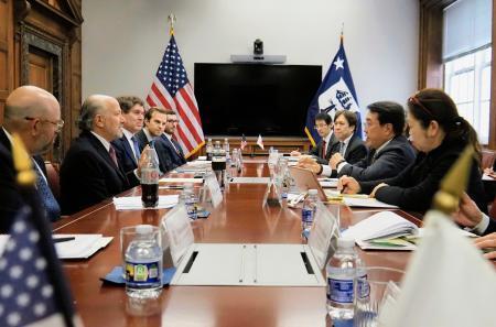 　会談する赤沢経産相（右から２人目）とラトニック米商務長官（左から２人目）＝６日、ワシントン（経産省提供、共同）