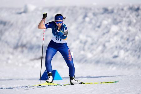 　女子７・５キロ立位　力走する阿部友里香＝テーゼロ（共同）