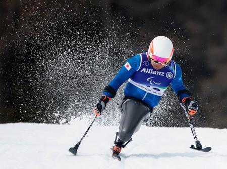 　男子スーパー大回転座位　滑走する鈴木猛史＝コルティナダンペッツォ（共同）