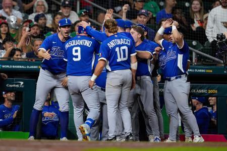 　メキシコ戦の８回、ソロ本塁打を放ち迎えられるイタリアのパスクアンティノ（９）＝ヒューストン（ＡＰ＝共同）
