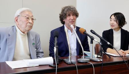 　広島市長との面会を終え、記者会見する米シカゴ大のダニエル・ホルツ教授（中央）＝１２日午後、市役所