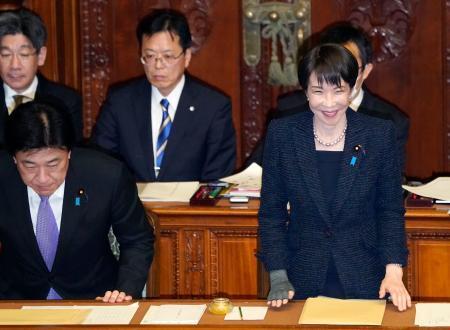 　衆院本会議で２０２６年度予算案が可決され、笑顔を見せる高市首相（手前右）＝１３日午後