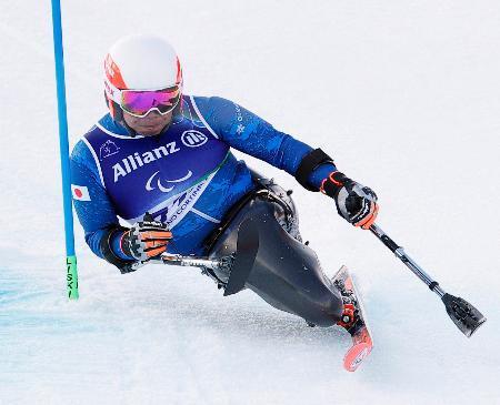 　男子大回転座位　２回目　滑走する鈴木猛史＝コルティナダンペッツォ（共同）