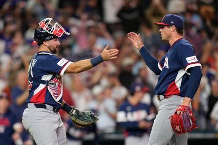 　ＷＢＣ準々決勝のカナダ戦、九回を３者連続三振で締め、捕手のローリーと喜ぶ米国のミラー＝１３日、ヒューストン（ＡＰ＝共同）