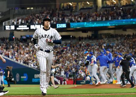 　ＷＢＣ準々決勝のベネズエラ戦の９回、遊飛に倒れて引き揚げる最後の打者となった大谷翔平。日本代表は逆転負けを喫し、２大会連続の優勝はならなかった＝１５日、マイアミ（共同）