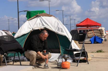 　レバノンの首都ベイルートで、避難生活を送る人＝１６日（ロイター＝共同）