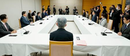 　首相官邸で開かれた犯罪被害者等施策推進会議＝１０日