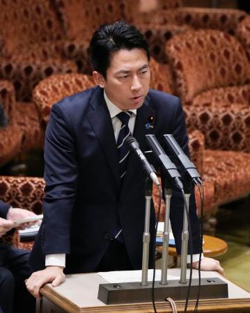　参院予算委で答弁する小泉防衛相＝１８日午前
