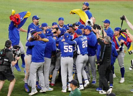 　ＷＢＣ決勝で米国を破って初優勝を果たし、喜ぶベネズエラの選手たち＝マイアミ（ＡＰ＝共同）