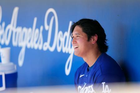 　ジャイアンツ戦の５回途中で降板し、ベンチで笑顔を見せるドジャース・大谷＝グレンデール（共同）