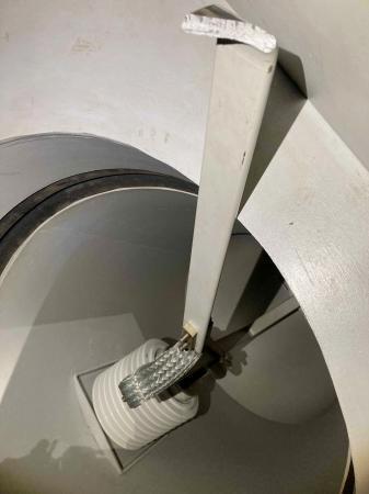 　東京電力柏崎刈羽原発６号機の破損した部品「接地導体」＝１５日、新潟県（東電提供）