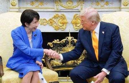 　会談で握手を交わす高市首相（左）とトランプ米大統領＝１９日、ワシントンのホワイトハウス（共同）