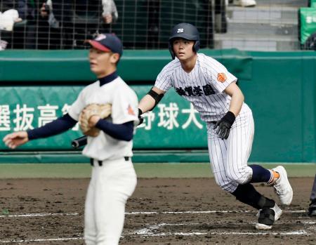 　滋賀学園-長崎西　５回裏滋賀学園無死二塁、吉森が右越えに適時三塁打を放つ。投手坂田＝甲子園