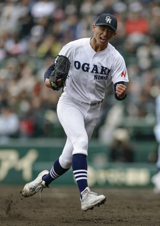 　近江-大垣日大　６回裏、２死一、三塁のピンチを切り抜けガッツポーズする大垣日大・竹岡＝甲子園