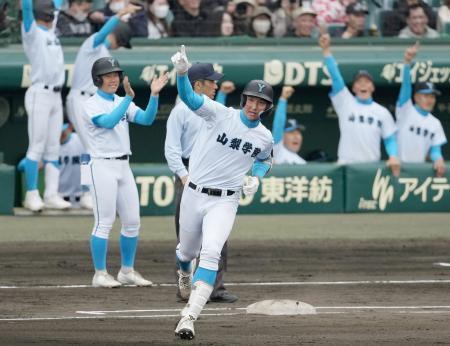 　山梨学院-長崎日大　１回表、左越えに先制本塁打を放ち、一塁を回る山梨学院・菰田＝甲子園