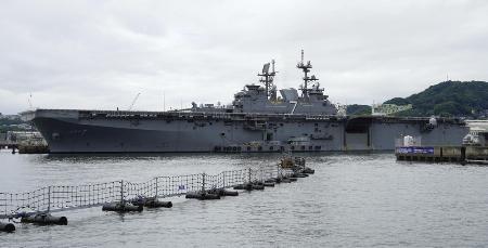 　米海軍の強襲揚陸艦「トリポリ」＝２０２５年６月、長崎県・佐世保港