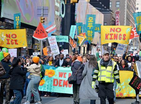 　「ＮＯ　ＫＩＮＧＳ（王はいらない）」をスローガンに行進するデモ隊＝２８日、米ニューヨーク（共同）