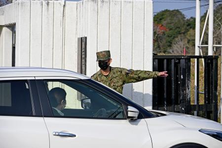　家宅捜索のため陸上自衛隊えびの駐屯地に入る捜査車両＝２９日午前、宮崎県えびの市