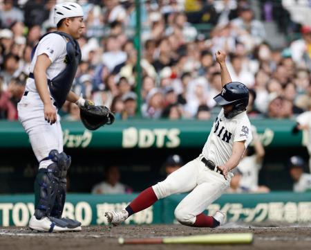 　専大松戸-大阪桐蔭　８回裏大阪桐蔭１死三塁、岡安の二ゴロで藤田が決勝の生還。捕手吉岡＝甲子園