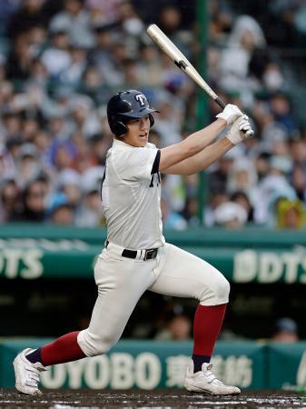 　智弁学園-大阪桐蔭　２回表大阪桐蔭１死二塁、中村が右前に先制打を放つ＝甲子園