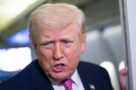 　専用機内で記者団に話すトランプ米大統領＝３月２９日（ゲッティ＝共同）